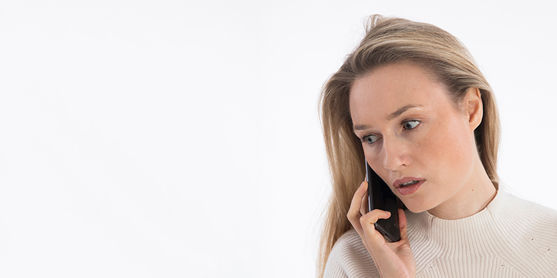 Dame som ringer snakker i mobiltelefon