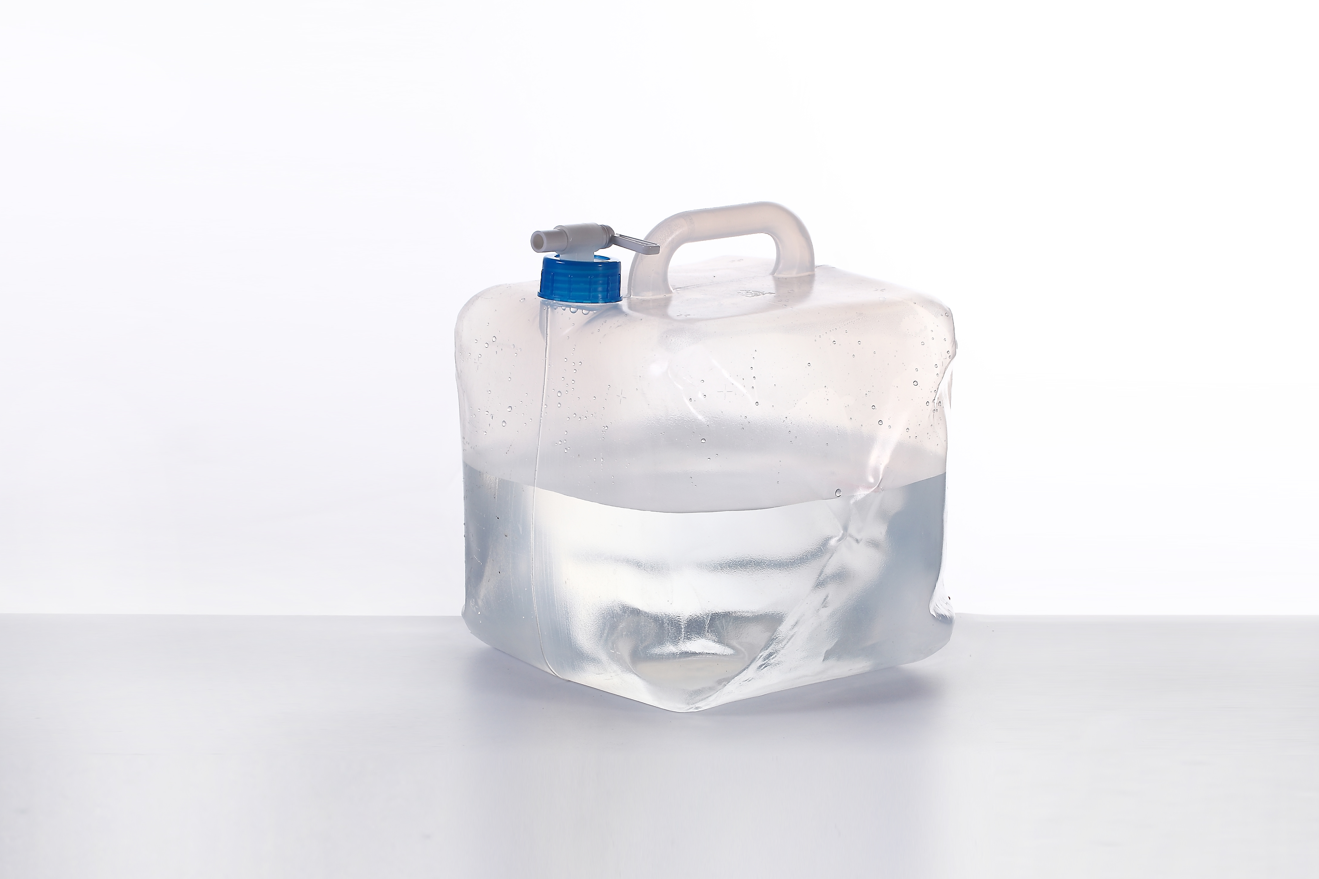 Robust 15-liters vanndunk med skrukork og b&aelig;reh&aring;ndtak, egnet for sikker lagring av drikkevann